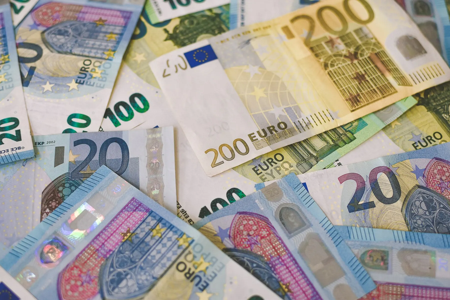 Haufen von Euroscheinen