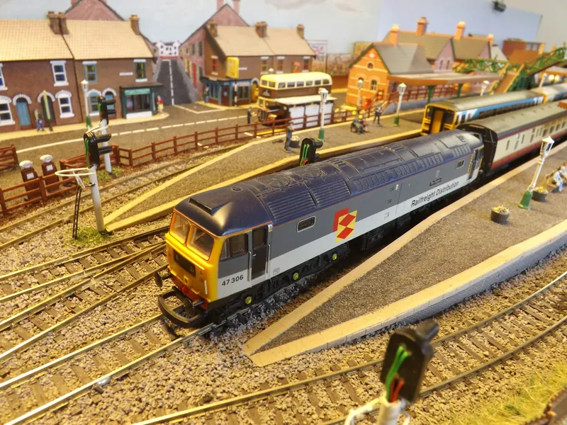 Bunte Modelleisenbahn mit Diesellok und kleinen Häusern