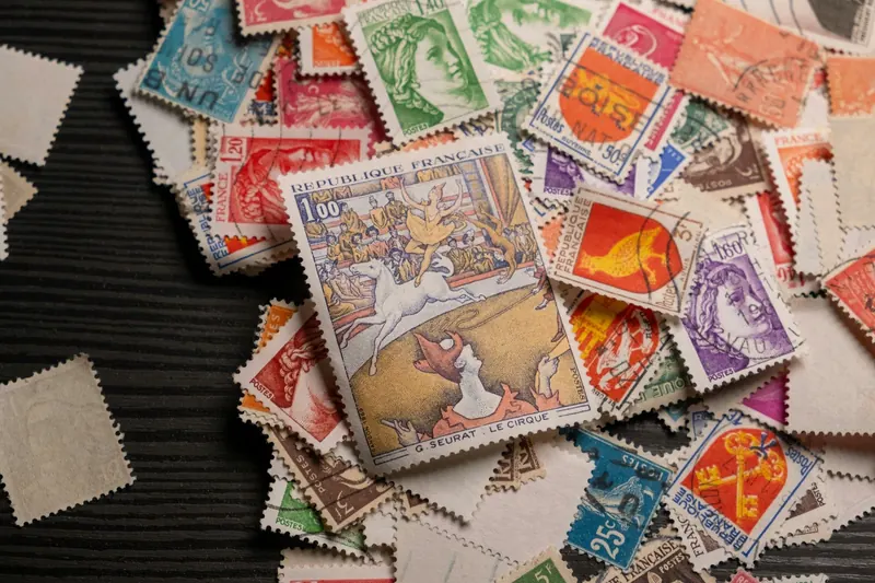 Alte französische Briefmarken verstreut auf dunklem Holz