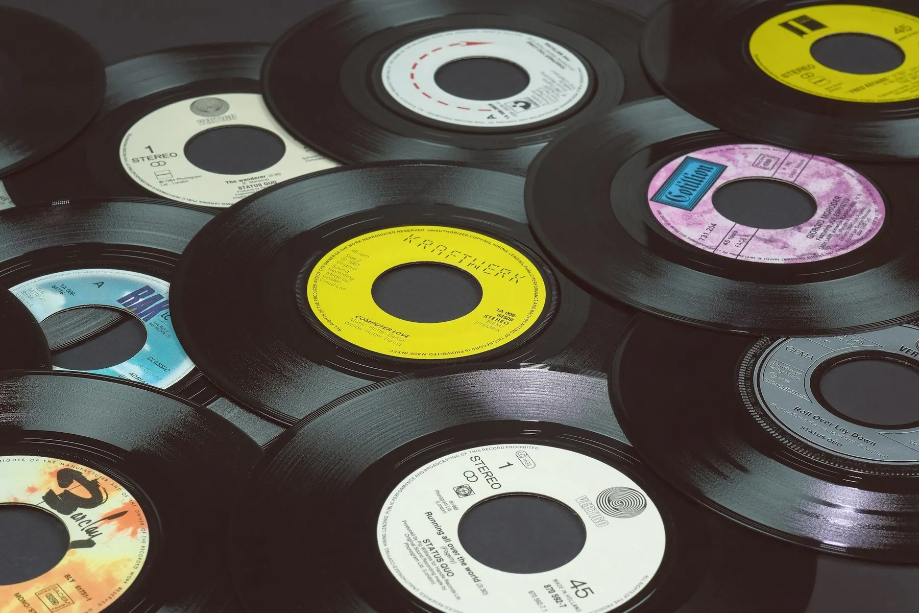 Verstreute Schallplatten mit bunten Labels