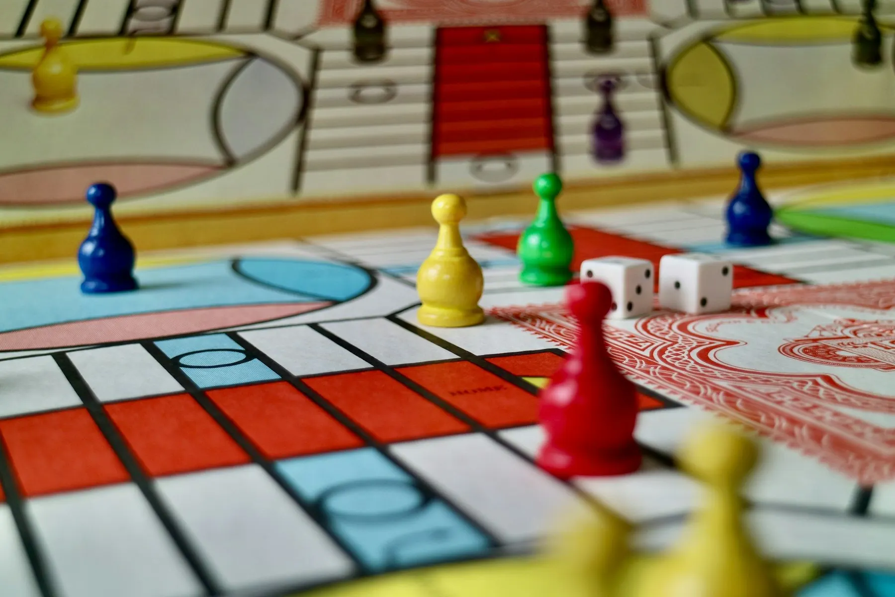 Brettspiel mit bunten Spielfiguren und Würfeln
