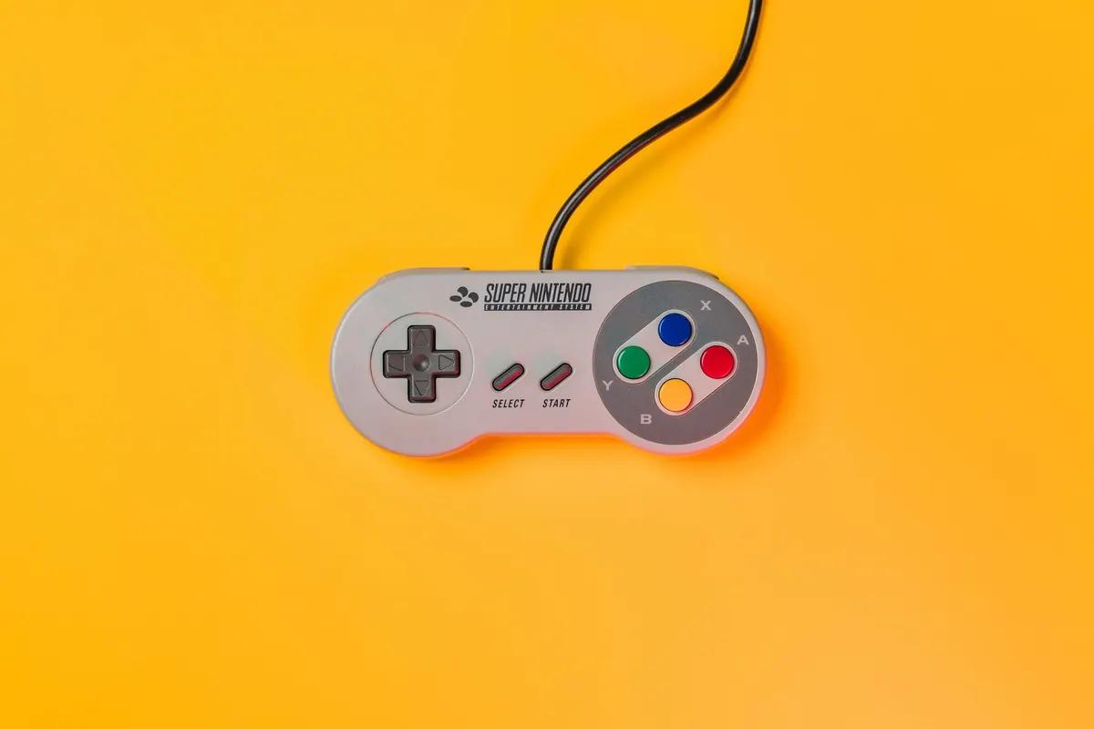 Gamepad mit Kabel auf gelbem Grund