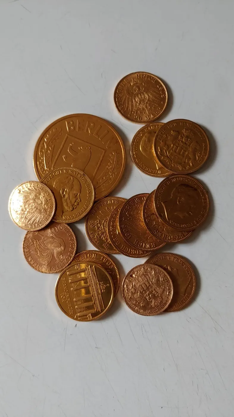 Kaiserreichliche Goldmünzen auf weißer Fläche