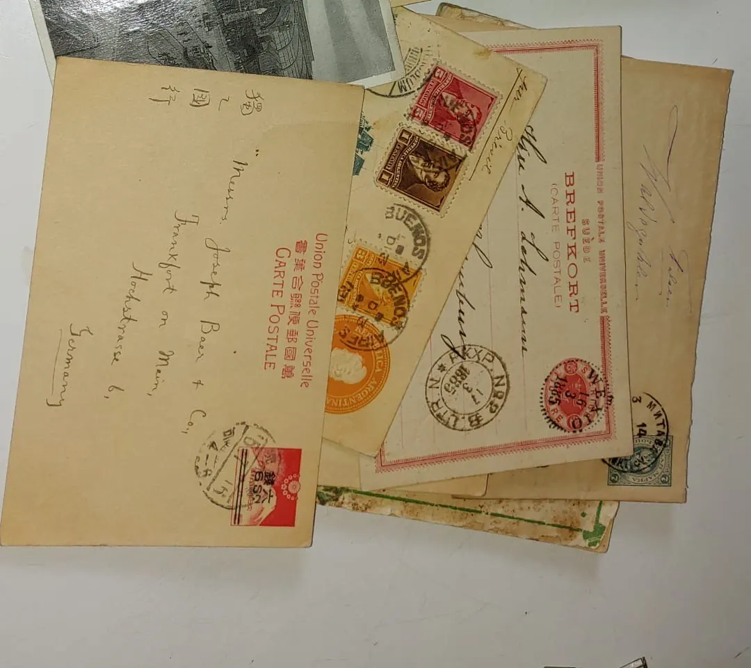 Gestempelte alte Postkarten mit Briefmarken